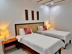 Quarto duplo, varanda | Cofres nos quartos, Wi-Fi de cortesia