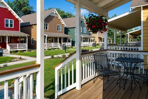Outdoor dining - Cozy 2-Bedroom Alexandria Cottage, Lake Darling (Alexandria)