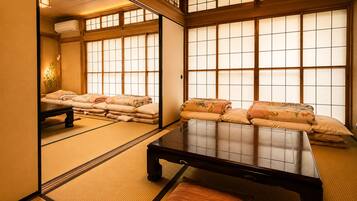 KUMO-Family Room, Non Smoking | Blackout drapes, iron/ironing board, free WiFi, bed sheets