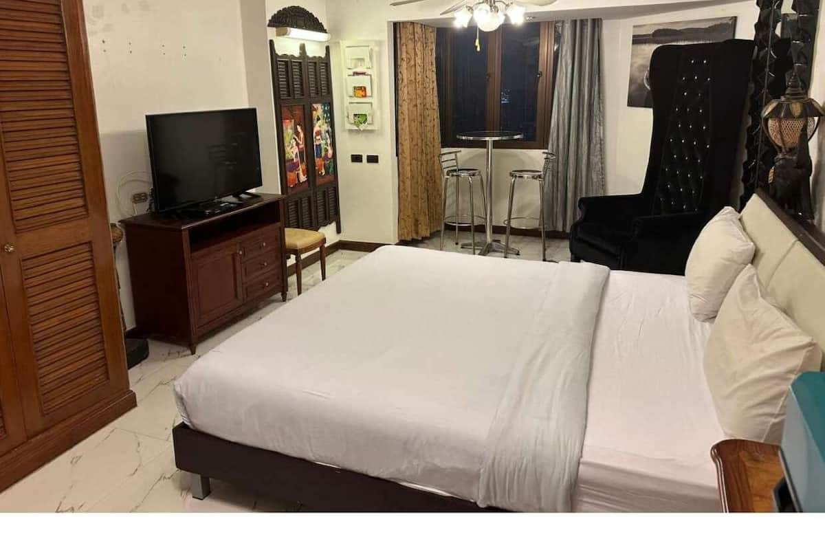 Caja de seguridad en la habitación y espacio para trabajar con laptop