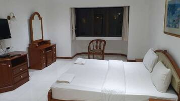 Apartment | In-room safe, laptop workspace, iron/ironing board, free WiFi