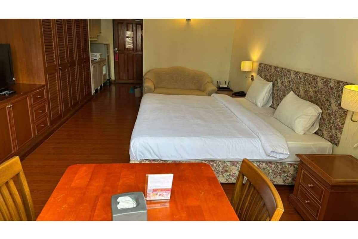 Caja de seguridad en la habitación y espacio para trabajar con laptop