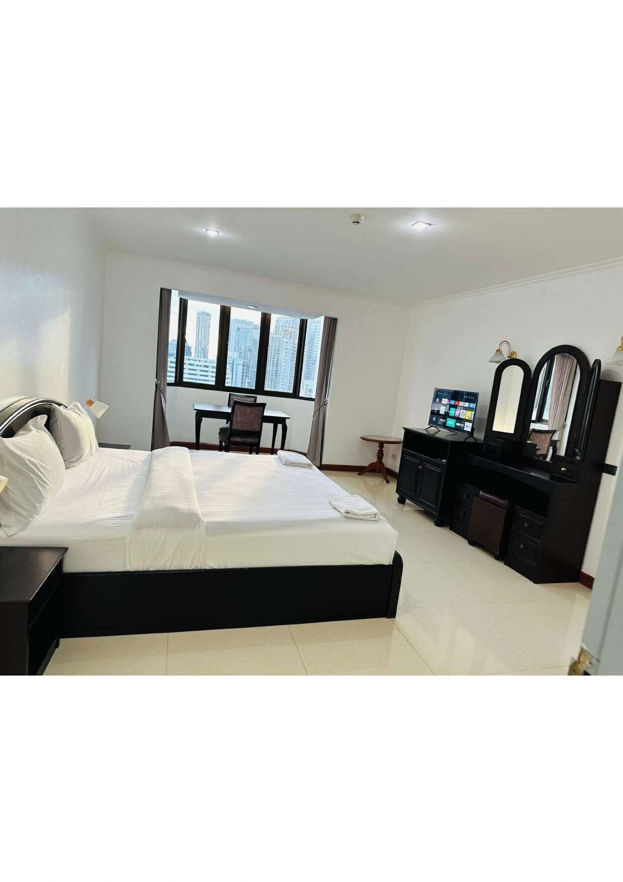 In-room safe, laptop workspace, iron/ironing board, free WiFi