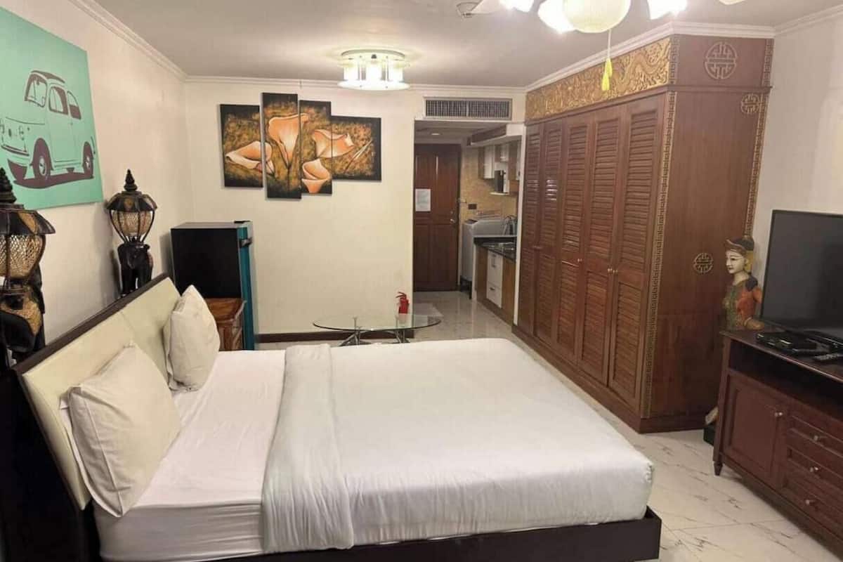 Studio phong cách cổ điển | Két bảo mật tại phòng, khu vực làm việc phù hợp cho laptop