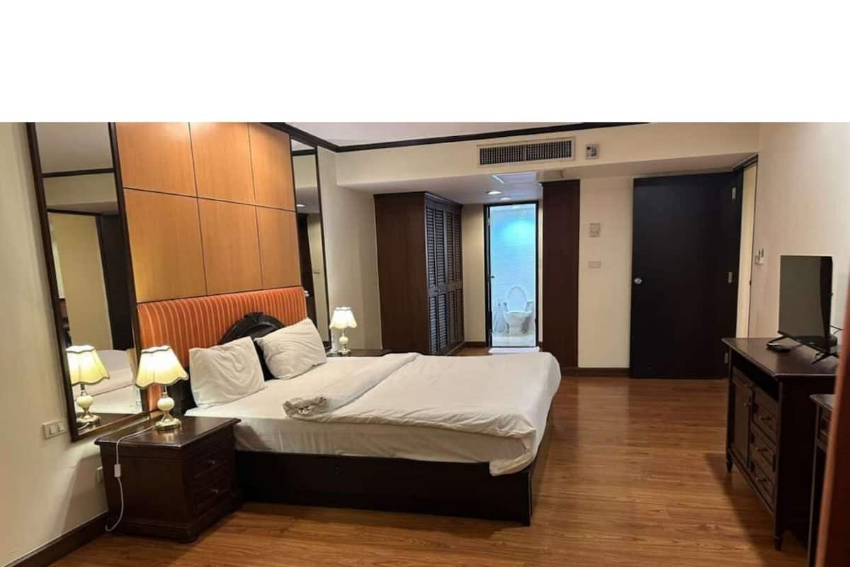 Caja de seguridad en la habitación y espacio para trabajar con laptop