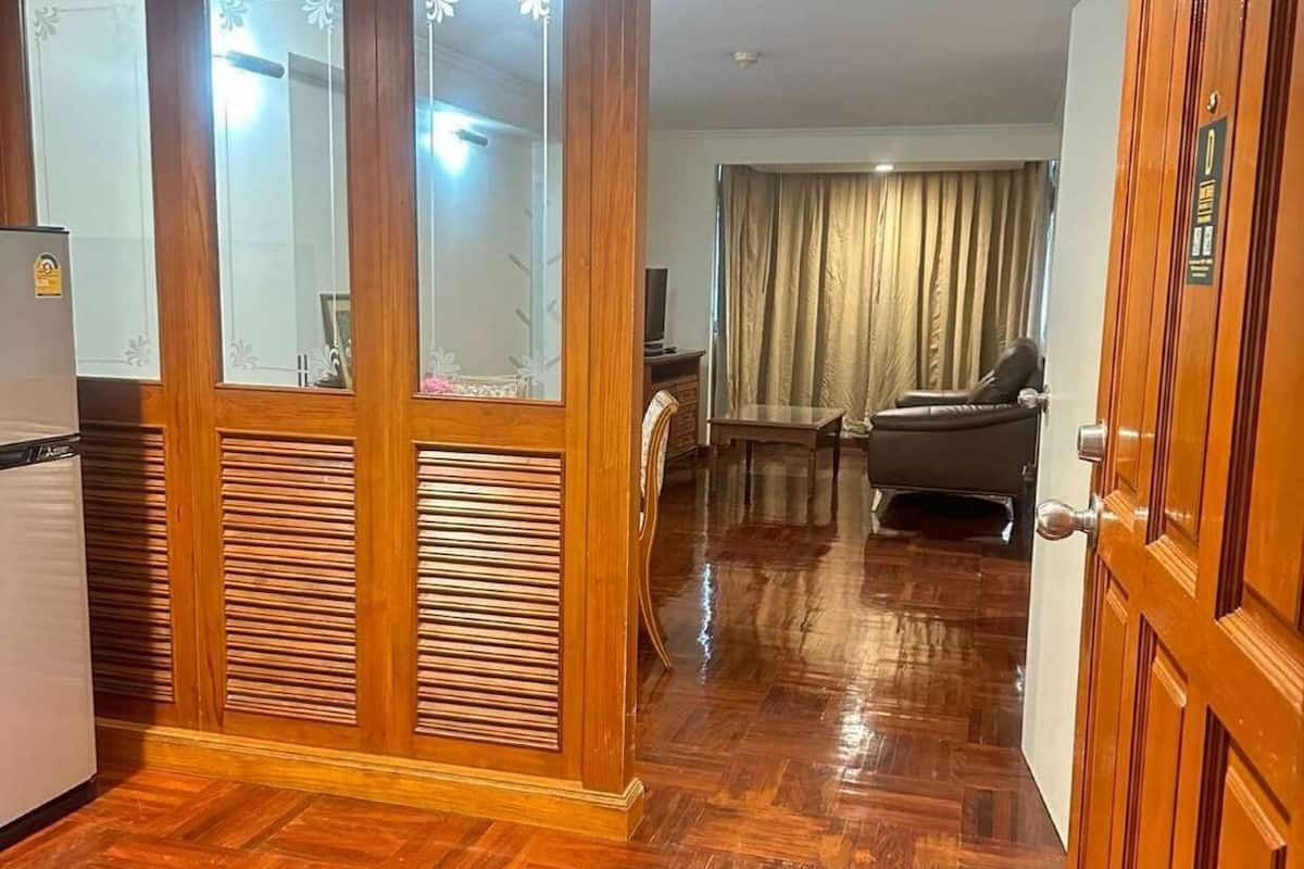 Caja de seguridad en la habitación y espacio para trabajar con laptop