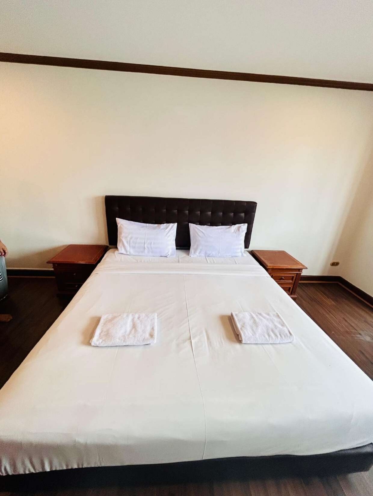 In-room safe, laptop workspace, iron/ironing board, free WiFi
