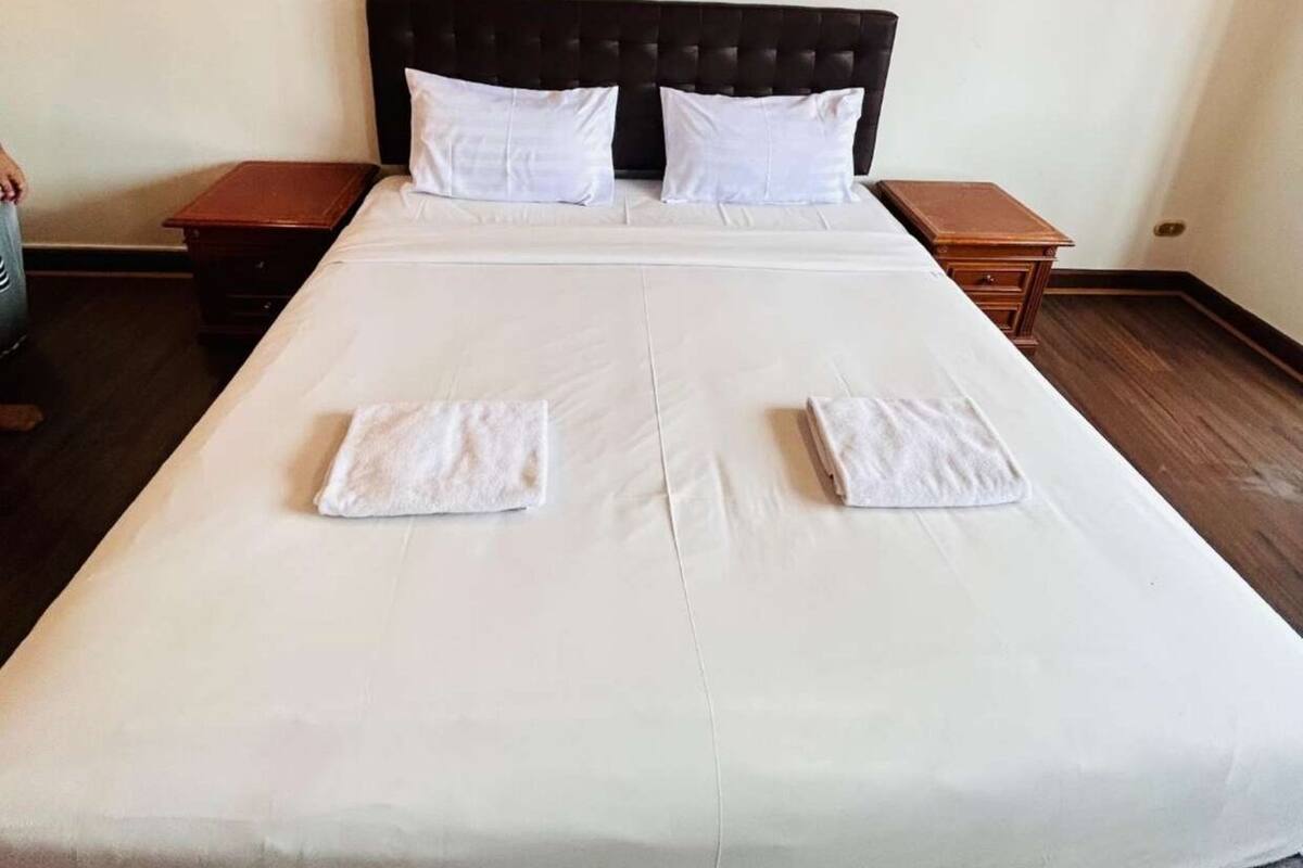Basic Studio | In-room safe, laptop workspace, iron/ironing board (on request)