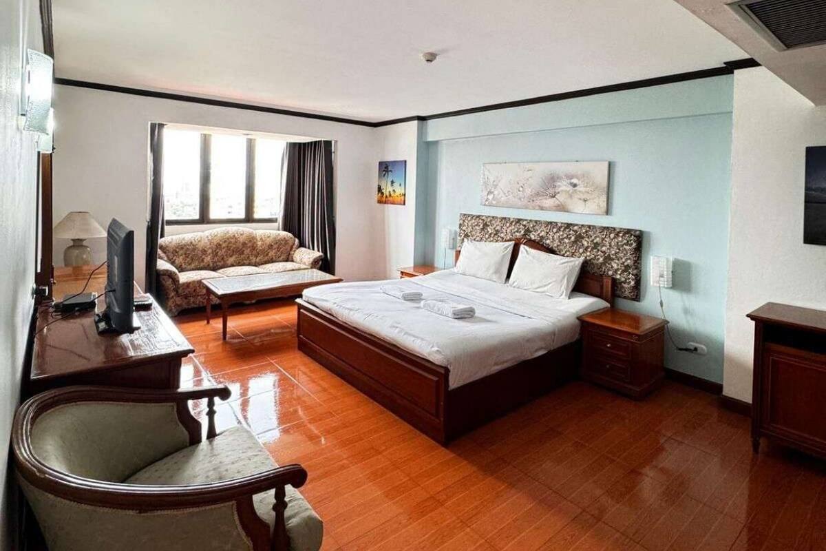 Executive Suite | In-room safe, laptop workspace, iron/ironing board (on request)