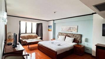 Executive Suite | In-room safe, laptop workspace, iron/ironing board, free WiFi