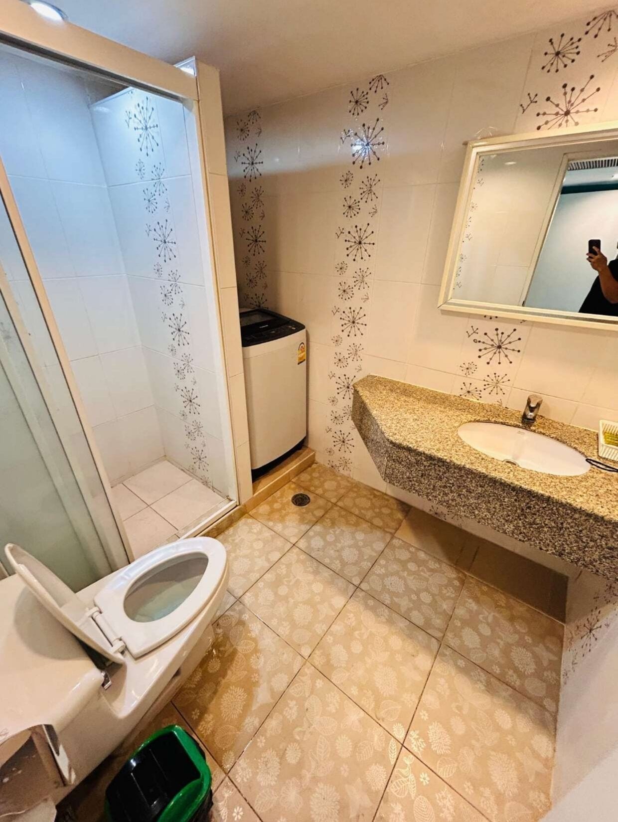Elite kamer | Badkamer | Een regendouche, gratis toiletartikelen, een haardroger, handdoeken