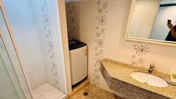 Elite kamer | Badkamer | Een regendouche, gratis toiletartikelen, een haardroger, handdoeken