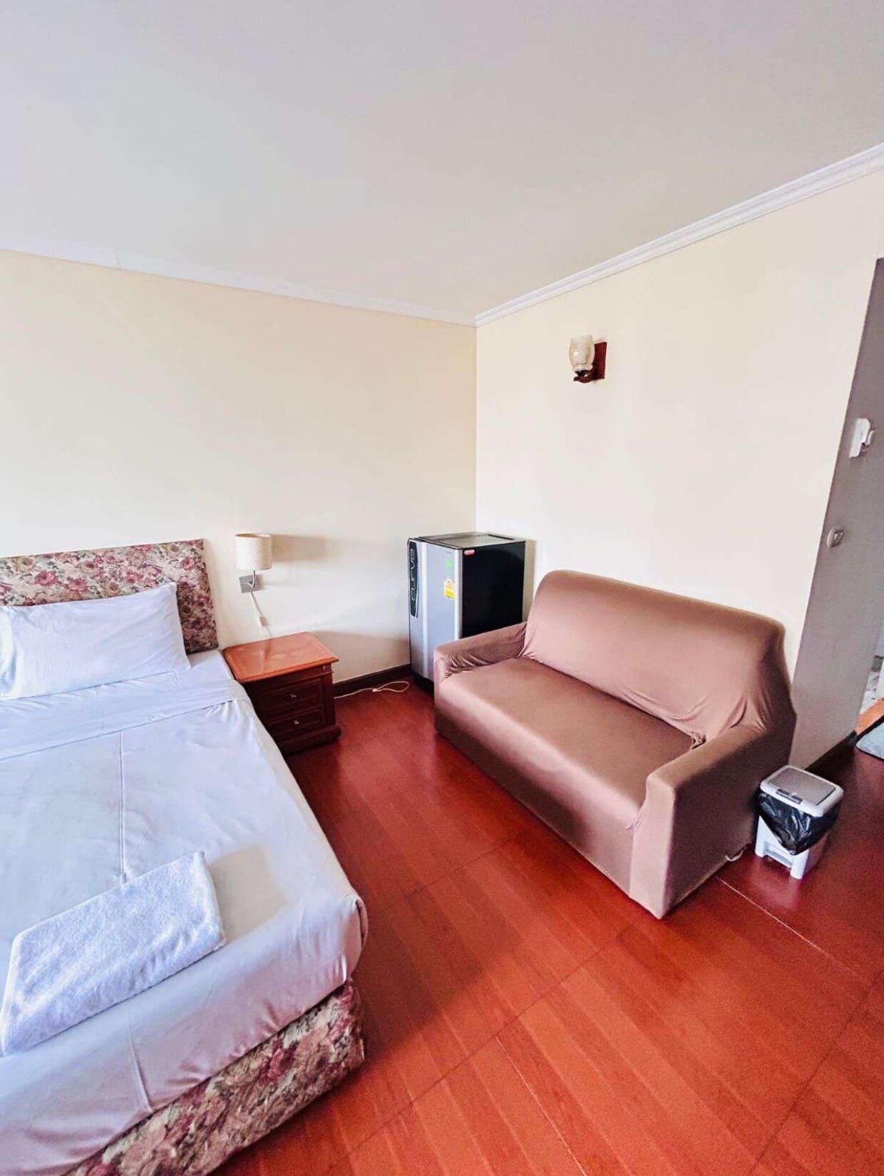 In-room safe, laptop workspace, iron/ironing board, free WiFi