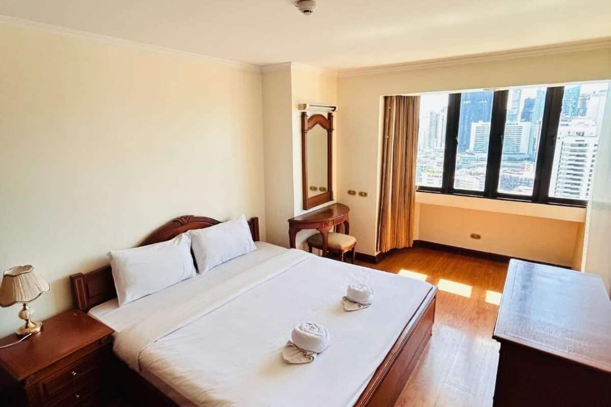 Deluxe Apartment | In-room safe, laptop workspace, iron/ironing board (on request)