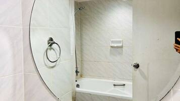 Deluxe Studio, Pool View | Bathroom