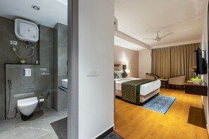Chambre Double Deluxe | Salle de bain | Douche, articles de toilette gratuits, sèche-cheveux, chaussons