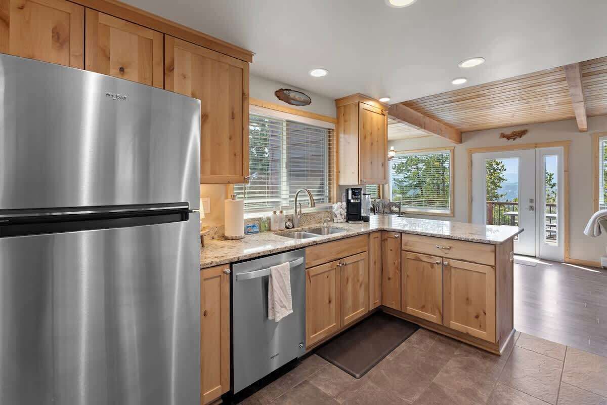 Una cocina moderna con electrodomésticos de acero inoxidable, armarios de madera y una isla grande.