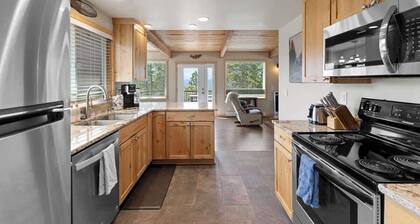Hot tub and seclusion at Stone Cliff Cabin!