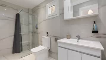 Apartamento família, 3 quartos, sacada | Banheiro