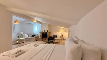 Apartamento família, 3 quartos, sacada | Cortinas blackout, quartos à prova de som, ferros/tábuas de passar roupa