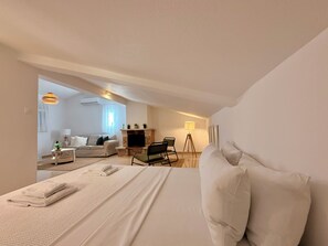 Apartamento família, 3 quartos, sacada | Cortinas blackout, quartos à prova de som, ferros/tábuas de passar roupa