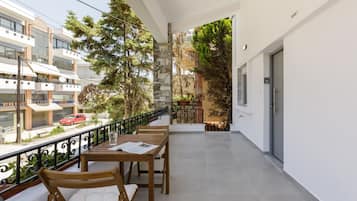 Apartamento família, 3 quartos, sacada | Opções para refeição ao ar livre