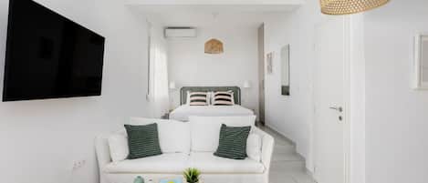 Standard Studio, 1 Queen Bed, Patio | Blackout drapes, soundproofing, iron/ironing board, free WiFi