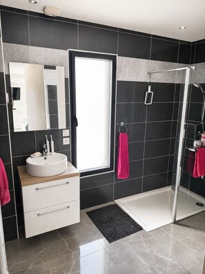 Hair dryer, bidet, towels, soap - Vrbo Property (Juvignac)