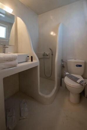 Une salle de bain avec une baignoire, des toilettes et un lavabo avec un miroir.
