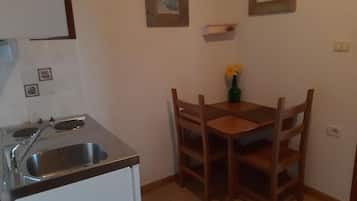 Apartamento standard, vista para o jardim | Cozinha privada