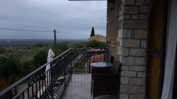 Classic Studio, Balcony, Garden View | Terrace/patio