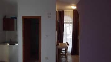 Standard Studio, Balcony, Garden View | Private kitchen