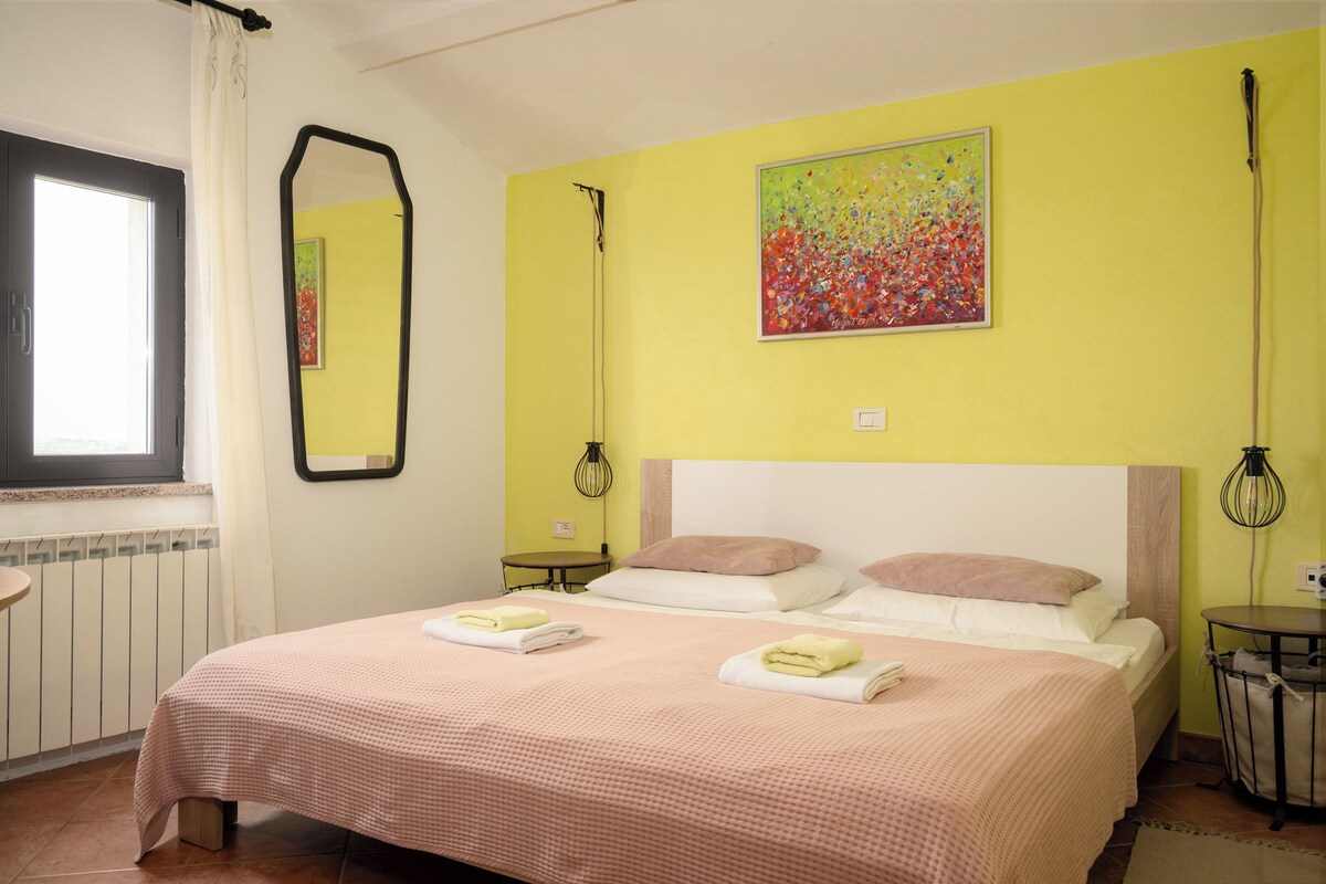 Estudio económico, vista al jardín | Wifi gratis y ropa de cama 