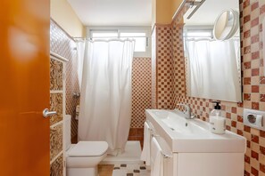 Regadera, bidet, toallas, jabón 