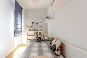 Tabla de planchar con plancha, wifi y ropa de cama 