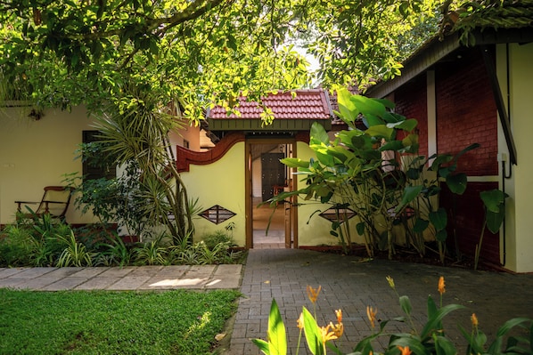 Una casa con jardín, un camino y una puerta de entrada.