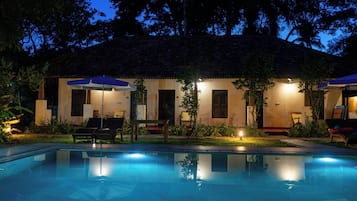 10 outdoor pools