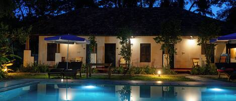 10 outdoor pools
