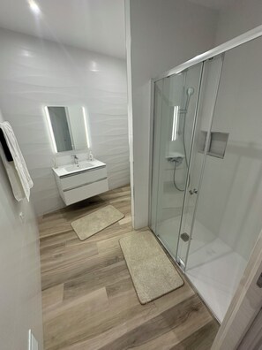 Ducha, secador de pelo, bidet, toallas