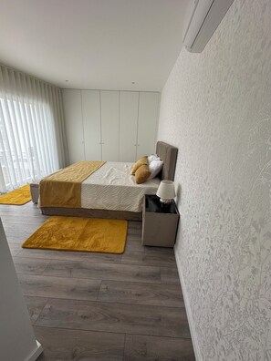 Tabla de planchar con plancha, wifi gratis y ropa de cama 