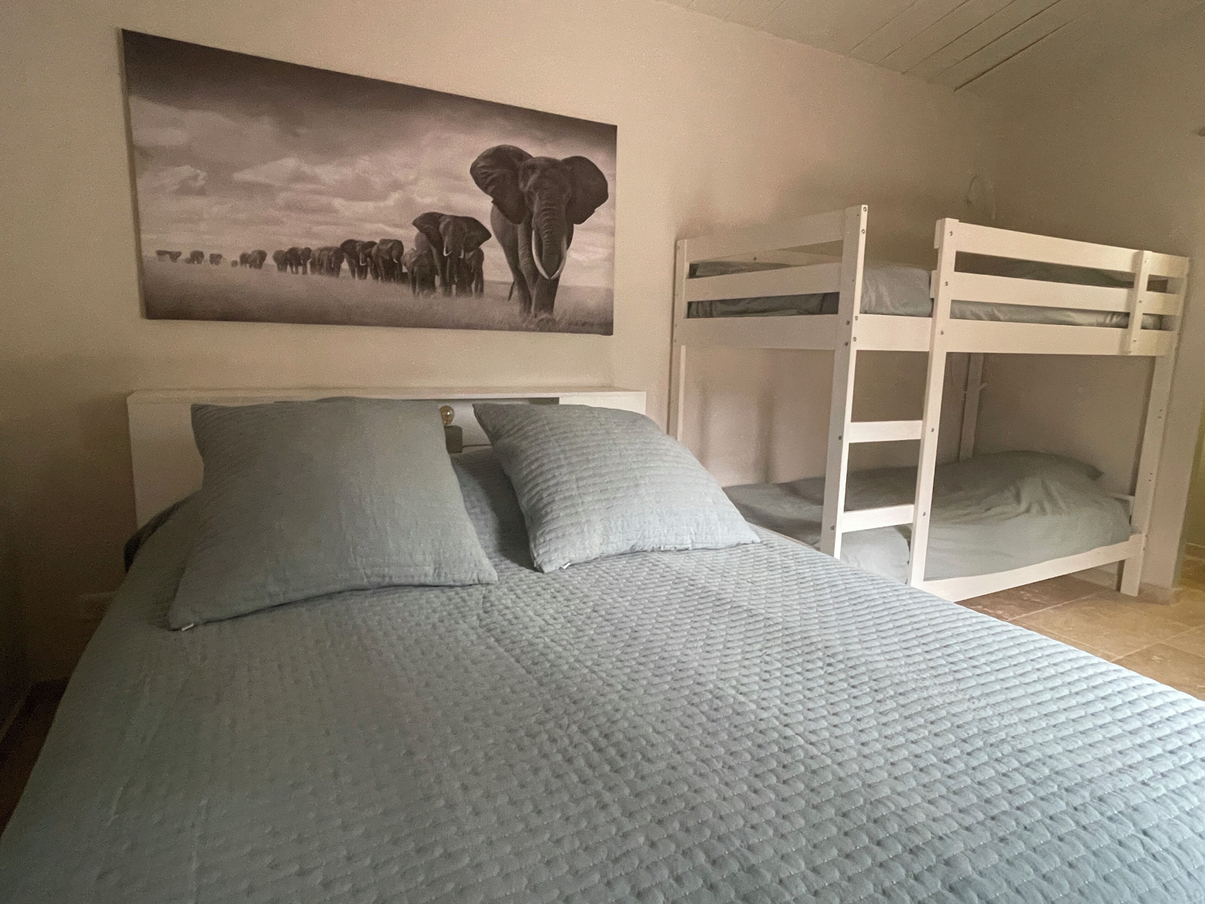 1 chambre, fer et planche à repasser, Wi-Fi gratuit, draps fournis