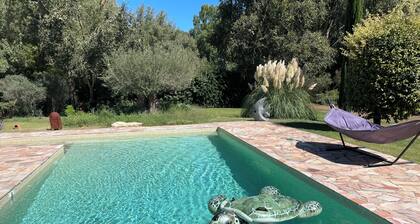 A 15 min d'Aix-en-Provence : Charmant cottage avec piscine chauffée en saison