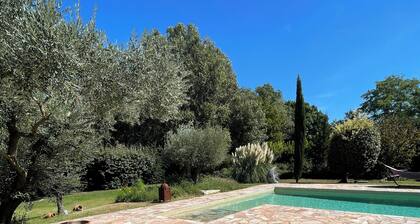 15 min from Aix-en-Provence: Charming cottage with seasonal heated pool