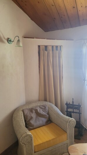 Living area - Bed and Breakfast 'L'Azur' with Mountain View, Shared Terrace and Wi-Fi (Bargème)