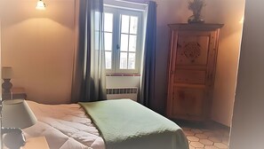 Iron/ironing board, WiFi, bed sheets - Bed and Breakfast 'L'Azur' with Mountain View, Shared Terrace and Wi-Fi (Bargème)