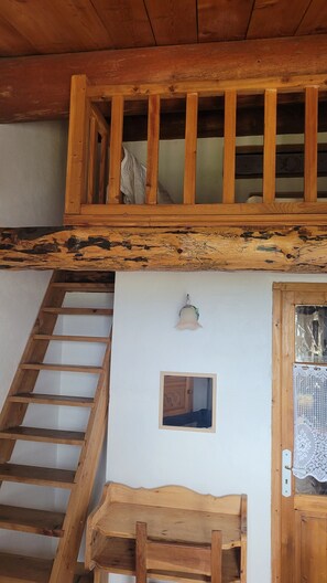 Interior - Bed and Breakfast 'L'Azur' with Mountain View, Shared Terrace and Wi-Fi (Bargème)