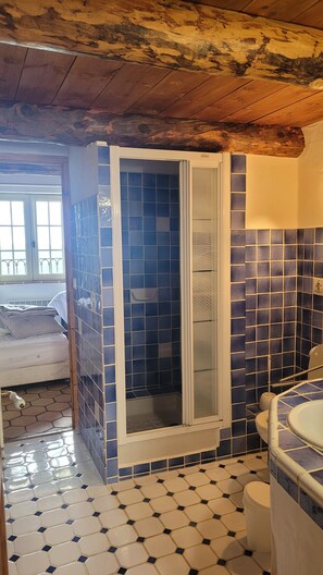 Shower, hair dryer, towels - Bed and Breakfast 'L'Azur' with Mountain View, Shared Terrace and Wi-Fi (Bargème)