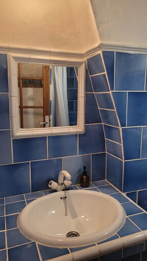 Shower, hair dryer, towels - Bed and Breakfast 'La Fontaine' with Mountain View, Shared Terrace and Wi-Fi (Bargème)