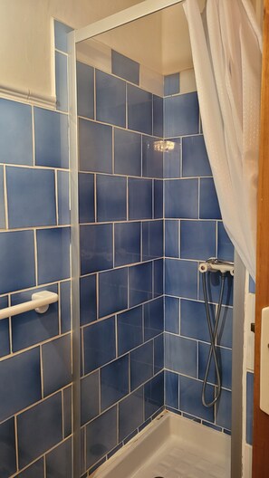 Shower, hair dryer, towels - Bed and Breakfast 'La Fontaine' with Mountain View, Shared Terrace and Wi-Fi (Bargème)