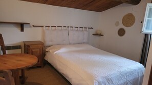 Iron/ironing board, WiFi, bed sheets - Bed and Breakfast 'La Ruelle' with Shared Terrace and Wi-Fi (Bargème)